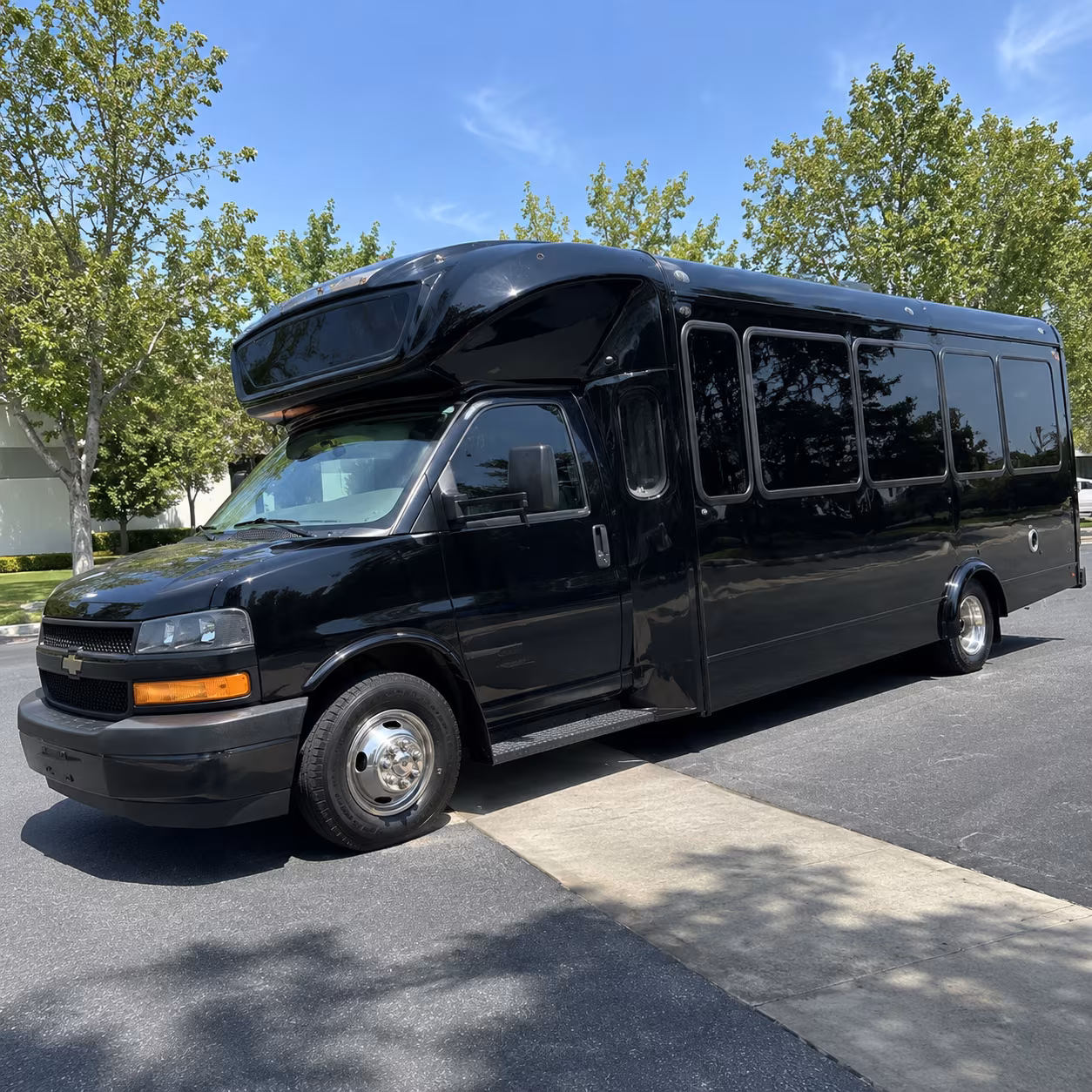 newark 15 passenger party bus