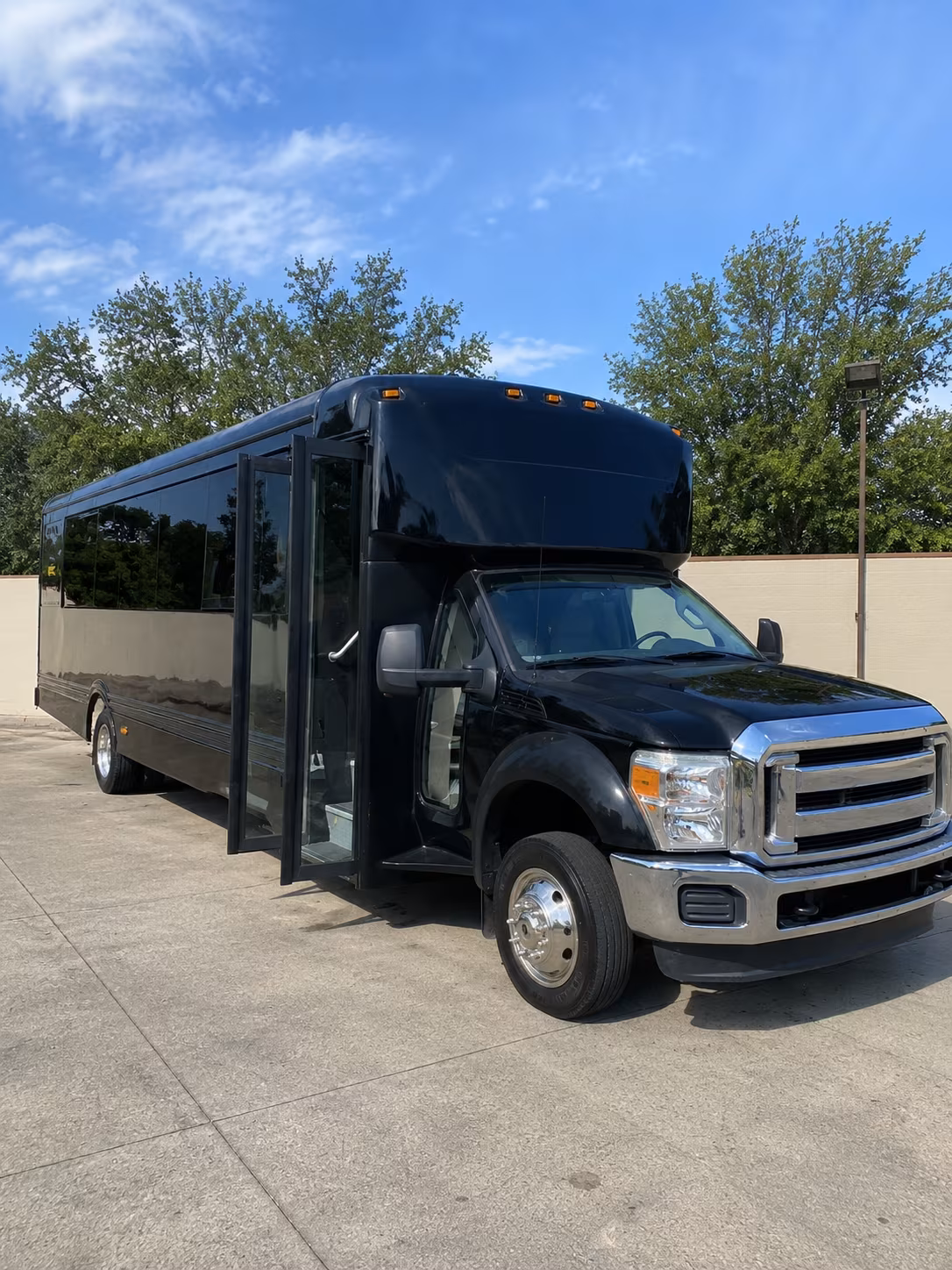 newark 20 passenger party bus