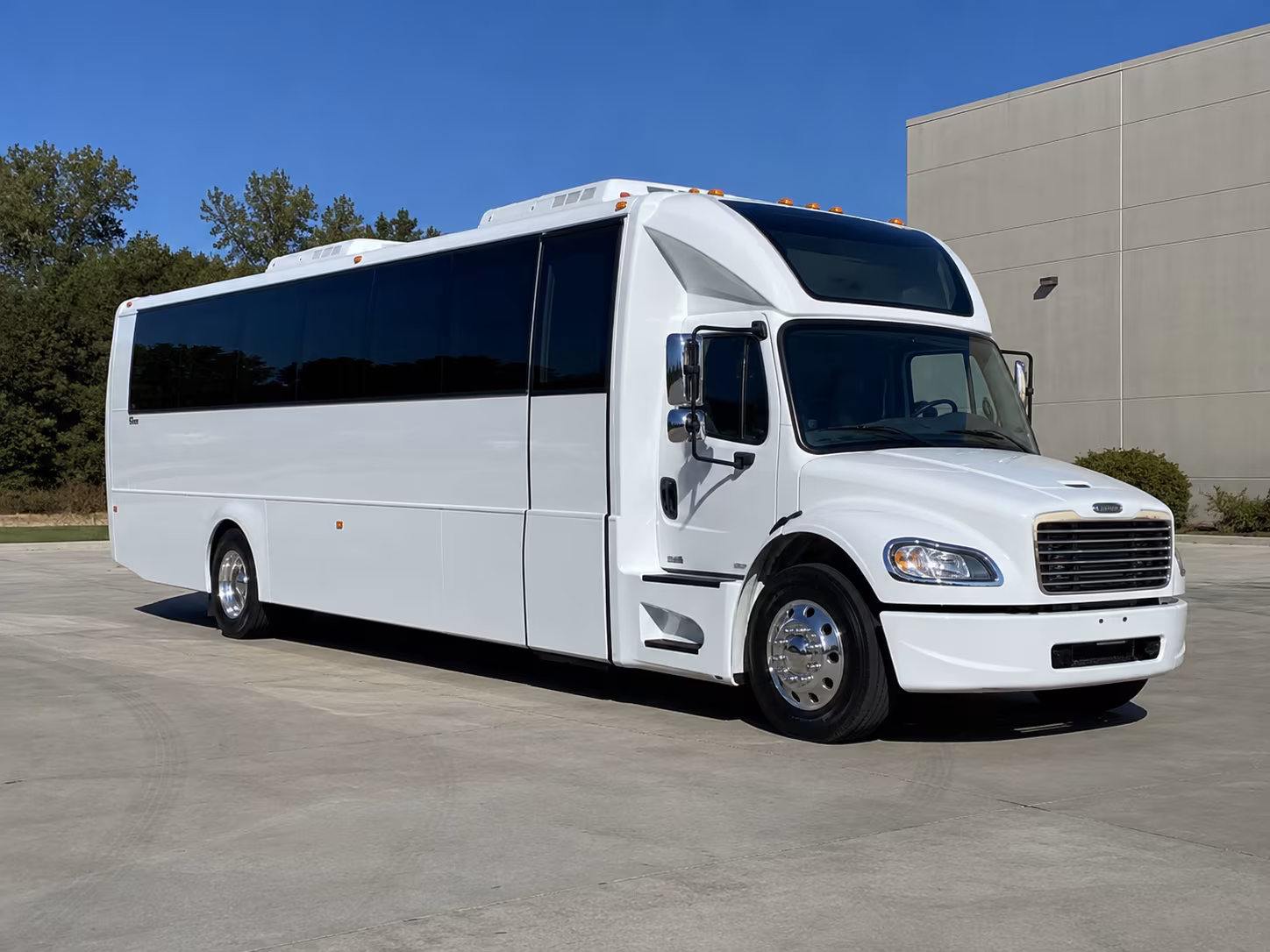 newark 28 passenger party bus